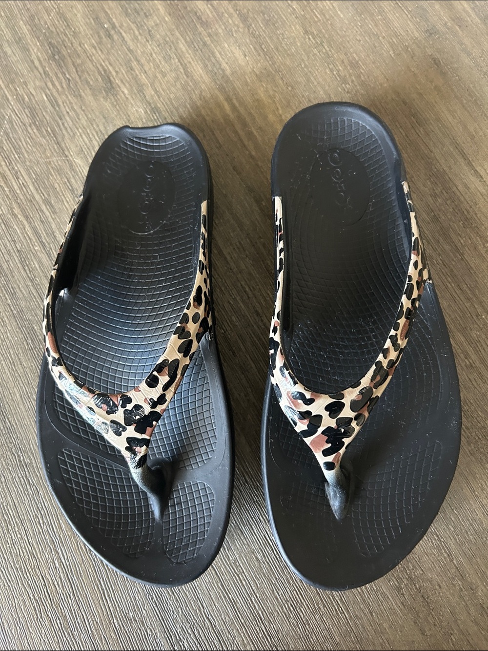 Oofos OOlala Leopard Recovery Thong Sandals, Gently Used, Size 8W.